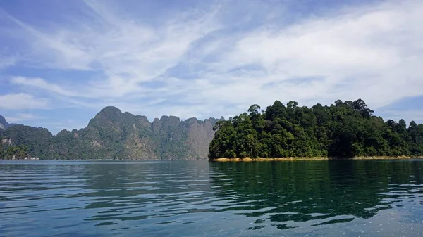 Paisaje tropical en el lago chiao lan en khao sok — Foto de Stock