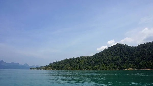 Peisaj tropical pe lacul chiao lan din khao sok — Fotografie, imagine de stoc