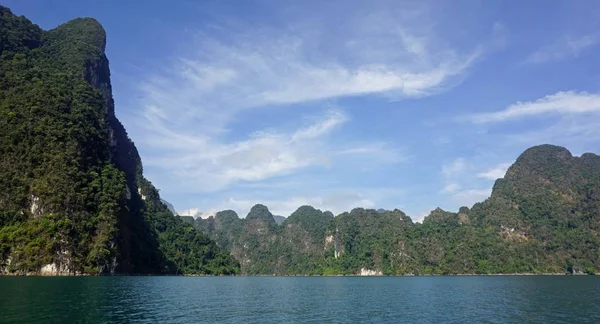 Paysage tropical sur le lac chiao lan à khao sok — Photo