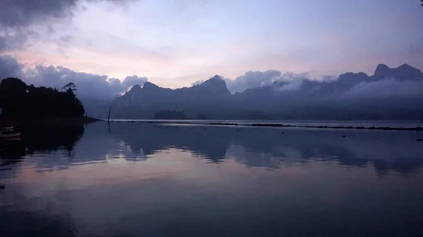 Tropisk landskap ved Chiao lan Lake i Khao sok – stockfoto