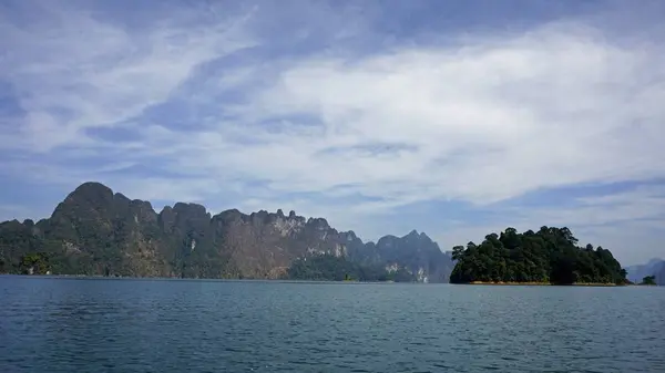 Paisagem tropical no lago chiao lan em sok khao — Fotografia de Stock
