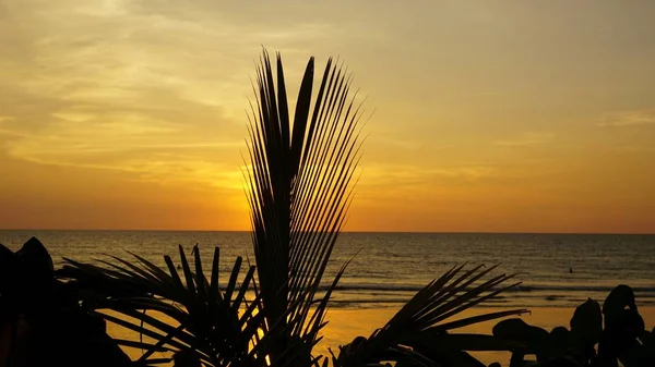 Coucher de soleil romantique en Thaïlande khao lak — Photo