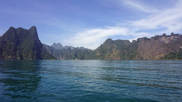 Paisagem tropical no lago chiao lan em sok khao — Fotografia de Stock