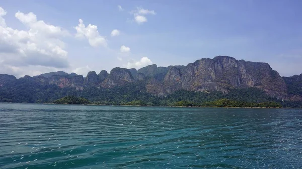 Paisagem tropical no lago chiao lan em sok khao — Fotografia de Stock