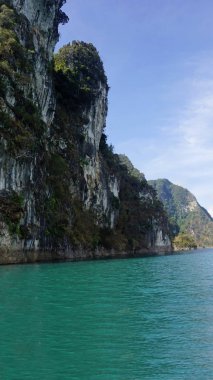 khao sok chiao lan gölde tropikal peyzaj