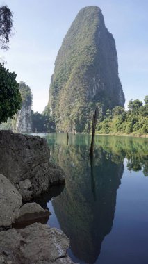 khao sok chiao lan gölde tropikal peyzaj