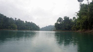 khao sok chiao lan gölde tropikal peyzaj
