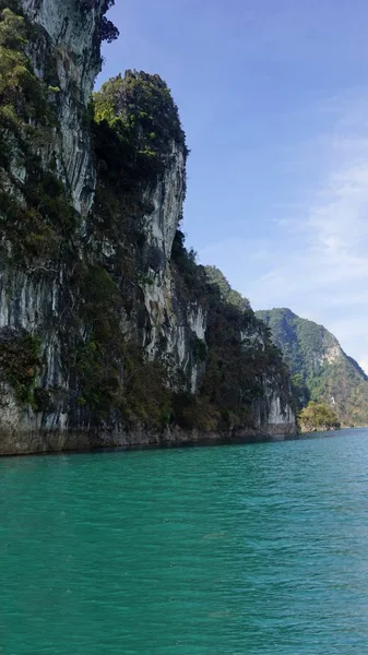 Paysage tropical sur le lac chiao lan à khao sok — Photo