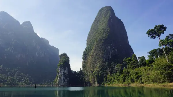 Paysage tropical sur le lac chiao lan à khao sok — Photo