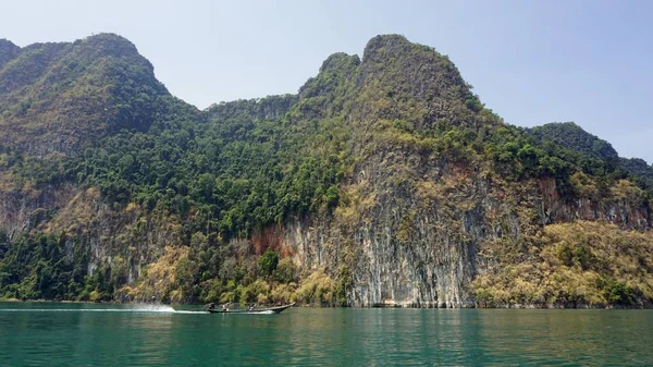 Tropical landscape on chiao lan lake in khao sok — Stock Photo, Image