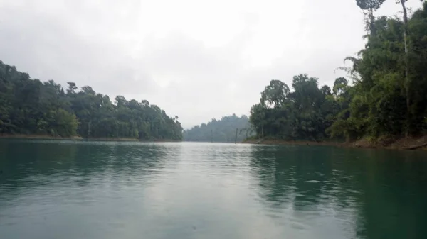 Tropische landschap op chiao lan meer in khao sok — Stockfoto