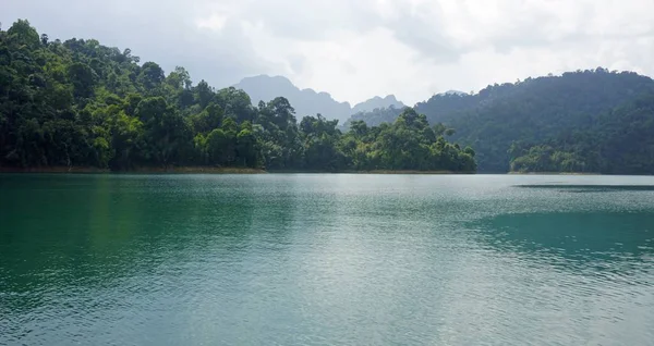 Paysage tropical sur le lac chiao lan à khao sok — Photo