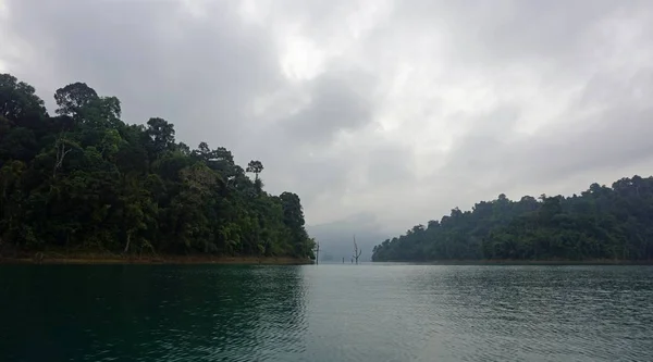 Paysage tropical sur le lac chiao lan à khao sok — Photo