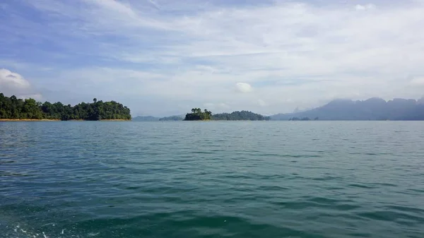 Paysage tropical sur le lac chiao lan à khao sok — Photo