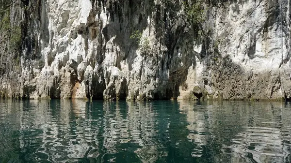 Тропічні краєвиди на озері цзяо локальної мережі в khao sok — стокове фото