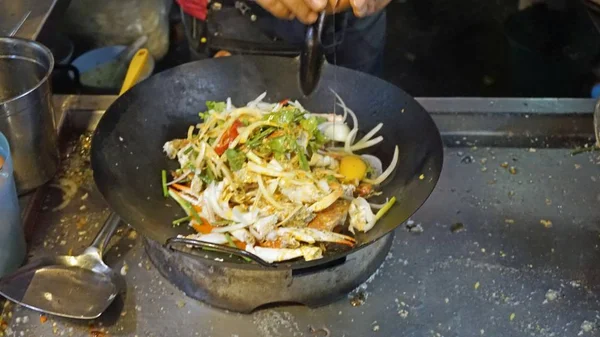Färsk pad thai från asiatiska marknaden kokta i wok — Stockfoto