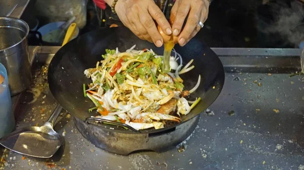 中華鍋で調理した新鮮なパッド アジア市場からタイ — ストック写真