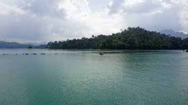 khao sok chiao lan gölde tropikal peyzaj