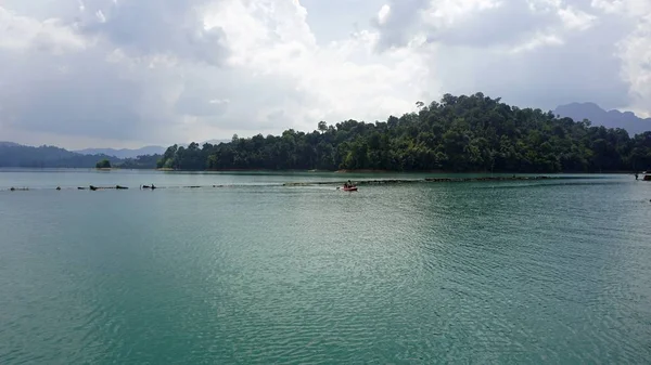 Paysage tropical sur le lac chiao lan à khao sok — Photo