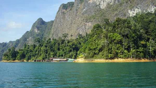 Paysage tropical sur le lac chiao lan à khao sok — Photo