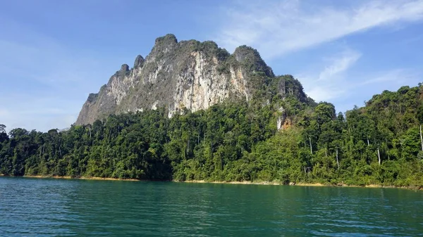 Paesaggio tropicale sul lago chiao lan in khao sok — Foto Stock