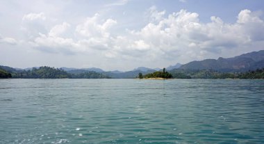 khao sok chiao lan gölde tropikal peyzaj