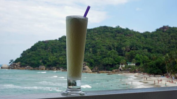 вкусный коктейль на пляже
