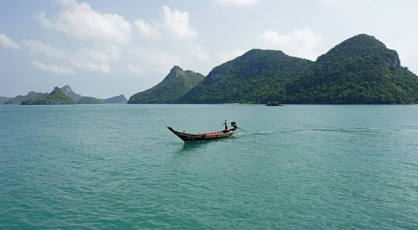 Као СОК, Таїланд, близько лютого 2019-туристи каякінг ОК озеро — стокове фото