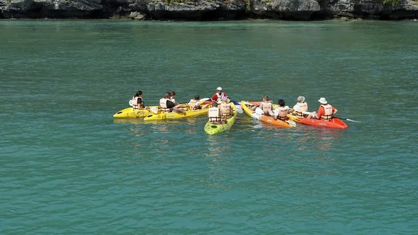 Khao sok, tailandia, circa febrero 2019 - turistas kayak ok lago — Foto de Stock