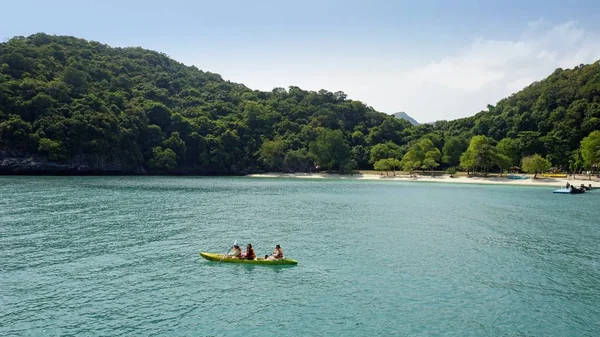 Khao sok, thailand, circa february 2019 - tourists kayaking ok lake — Stock Photo, Image