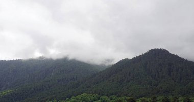 yeşil manzara üzerinde bulutlar