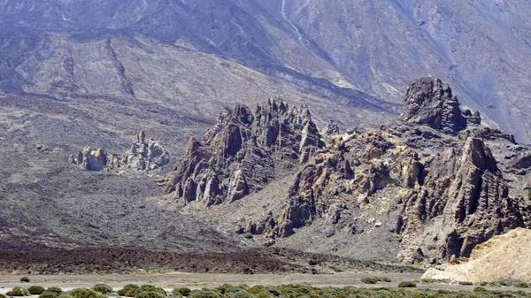 Formations rocheuses énormes dans teide park — Photo