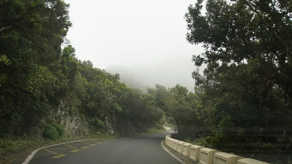 Estradas serpentinas curvilíneas em montanhas anaga — Fotografia de Stock