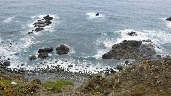 Caminos serpenteantes con curvas en montañas anaga —  Fotos de Stock