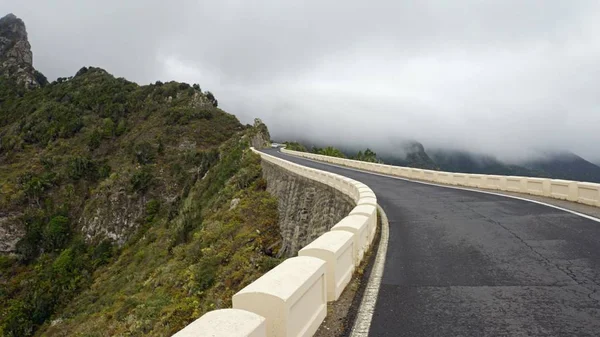 Strade sinuose a serpentina in montagna anaga — Foto Stock