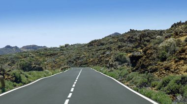 teide yanardağ üzerinde kıvrımlı serpantin yollar