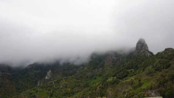 Caminos serpenteantes con curvas en montañas anaga —  Fotos de Stock