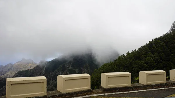 Bewölkte und neblige Landschaft im Anaga-Gebirge — Stockfoto