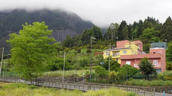 Pequeño pueblo en el volcán teide — Foto de Stock