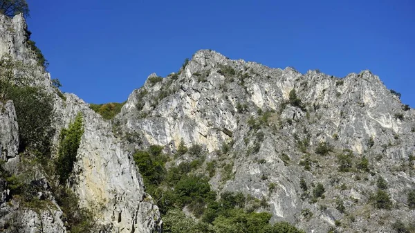 Matka Kanyonu çevresindeki dağ manzarası