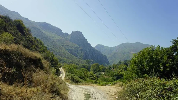 Staubige Straße bei Skopje in Nordmakedonien — Stockfoto