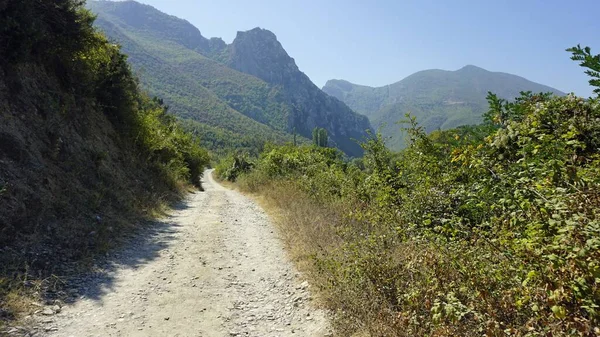 Carretera polvorienta cerca de skopje en el norte de macedonia —  Fotos de Stock