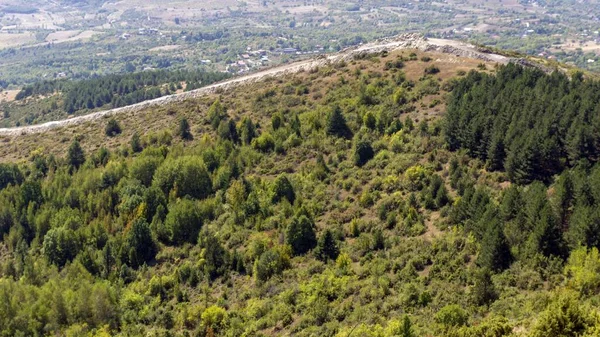 Panoramisch uitzicht over skopje vanaf een berg — Stockfoto