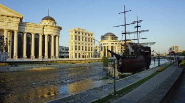 Skopje 'de sonbaharda nehir kenarındaki bina