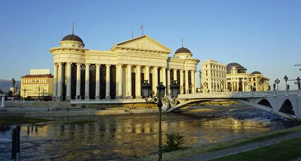 Byggnad i skopje vid älven under hösten — Stockfoto