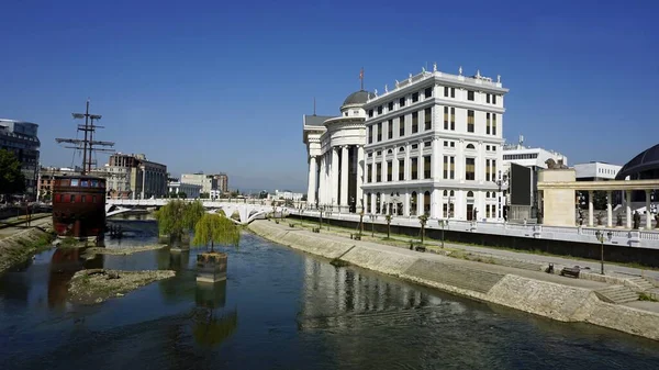 Budova v skopje u řeky během podzimu — Stock fotografie