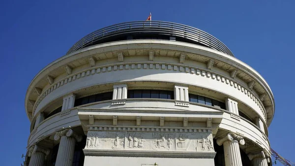 Budova v skopje u řeky během podzimu — Stock fotografie