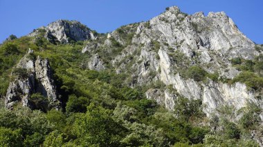 Matka Kanyonu çevresindeki dağ manzarası