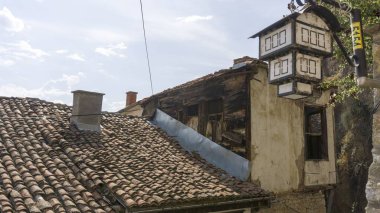 Macedonia 'daki Ohrid kasabasının kırmızı çatı yığınları