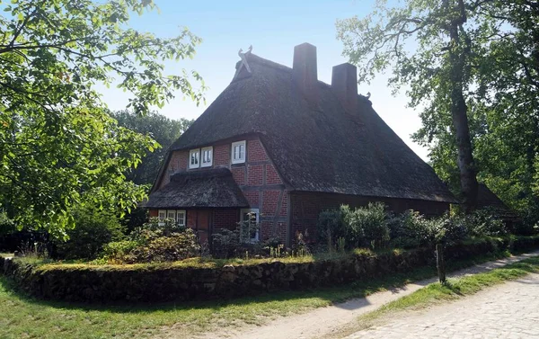 Vieilles maisons de fermiers dans la bruyère de Lueneburg — Photo